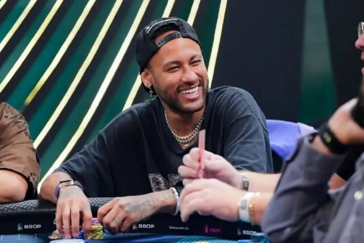 Campeão brasileiro de pôquer diz que Neymar passa "madrugadas em claro" jogando