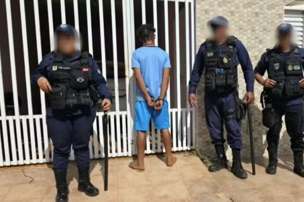 [Homem é preso em flagrante após tentar furtar vaso sanitário e carrinho de mão em delegacia na Bahia ]