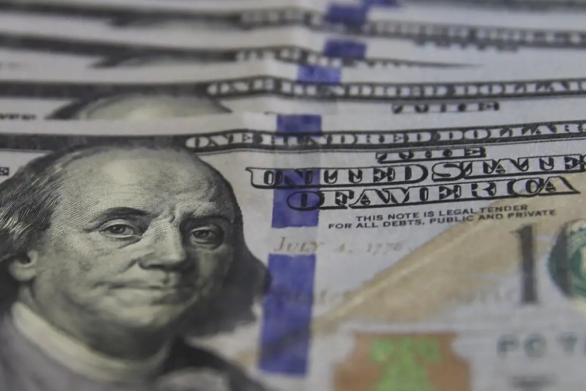 Dólar fecha em leve alta e Bolsa fica perto da estabilidade com tarifas dos EUA e tensão no Oriente Médio