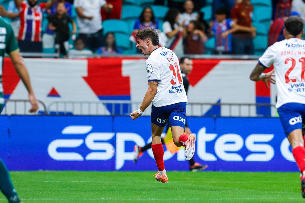 Bahia vence Chapecoense em partida atrasada do Brasileirão e encosta no G-4 