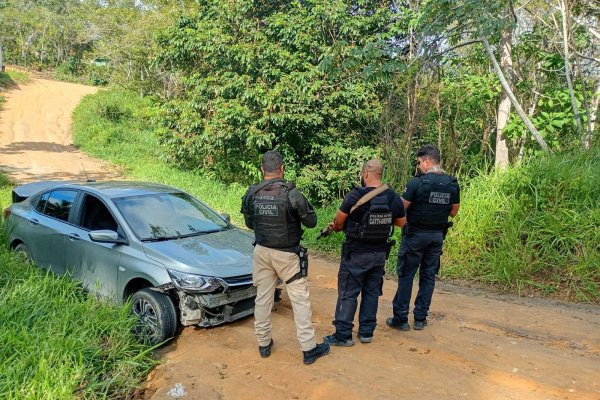 [Motorista destrava porta-malas e salta de carro em movimento para escapar de criminosos]