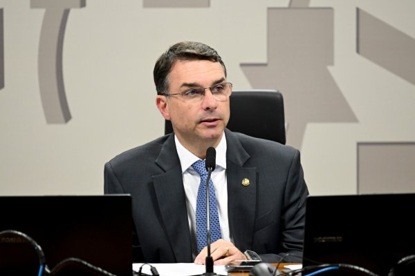 [Justiça rejeita pedido de Flávio Bolsonaro para indenização de R$ 61 mil em ação por publicação em rede social]