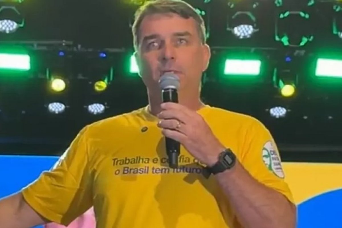 Flávio Bolsonaro afirma que subirá rampa do Planalto com anistiados do 8 de janeiro se for eleito