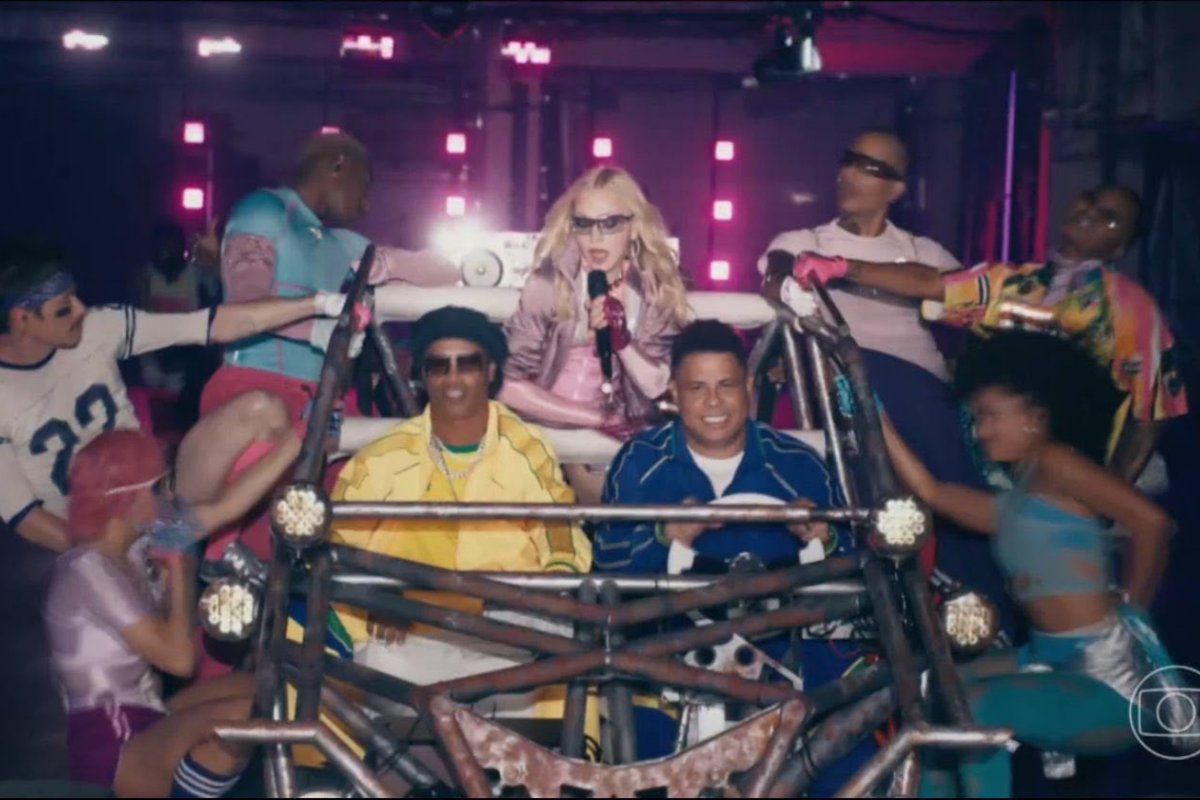 Madonna abre show do intervalo da final da Copa ao lado de Ronaldo e Ronaldinho Madonna abre show do intervalo da final da Copa ao lado de Ronaldo e Ronaldinho