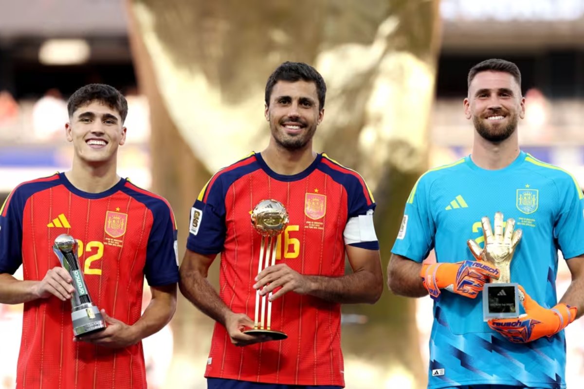 Rodri leva Bola de Ouro, e Espanha domina premiações da Copa do Mundo Rodri leva Bola de Ouro, e Espanha domina premiações da Copa do Mundo