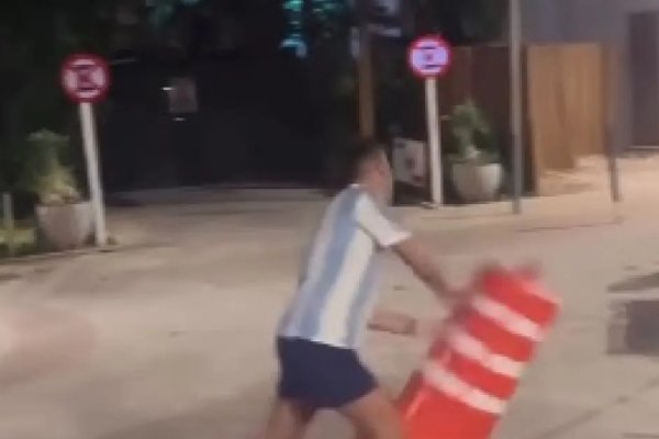 [Vídeo: torcedor da Argentina tem reação descontrolada em Praia do Forte após derrota para Espanha]