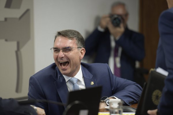 [Flávio Bolsonaro deve chegar à convenção do PL sem vice e sem alianças fechadas]