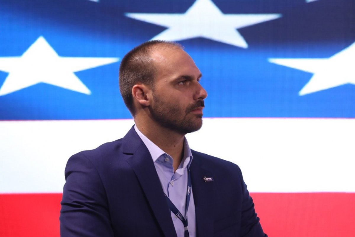 Eduardo Bolsonaro vê "imaturidade" em vídeo de Michelle contra Flávio