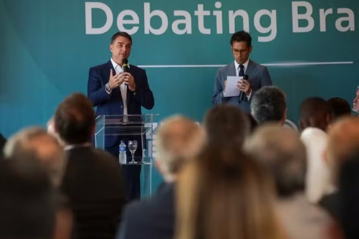 Flávio Bolsonaro cita dados falsos sobre urnas e gera repercussões no TSE  