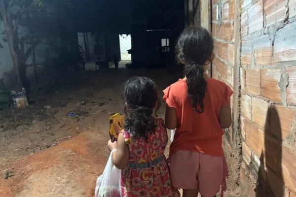 [Vídeo: Crianças de 2 e 5 anos são deixadas sozinhas pela mãe em casa cheia de lixo ]