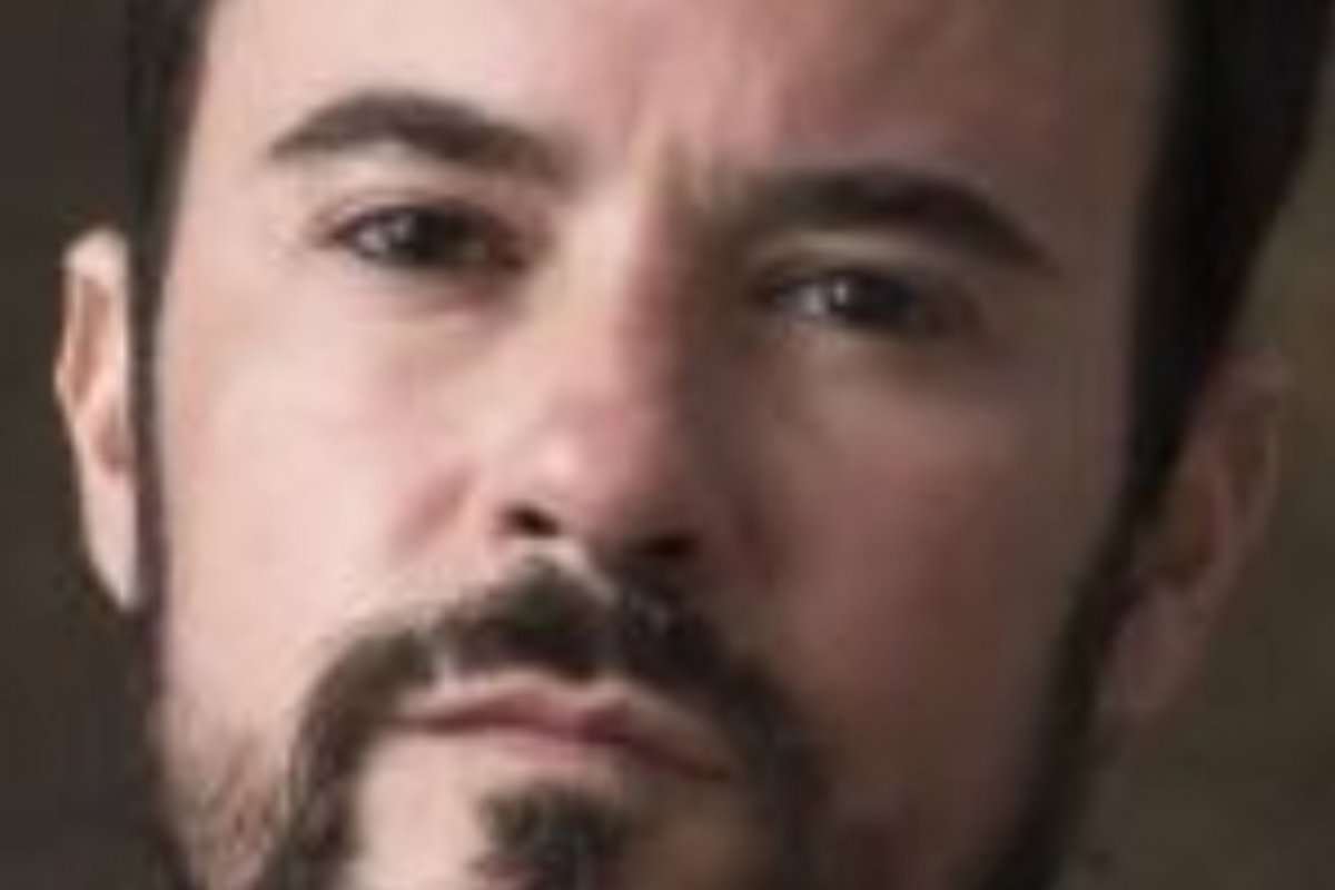 Ator Paulo Vilhena fica pelado em praia e agita a web