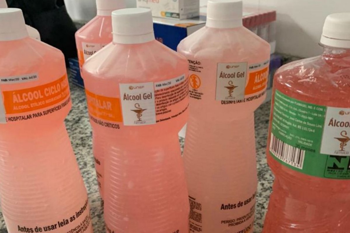 Estudantes de Farmácia produzem álcool gel e distribuem gratuitamente em universidade