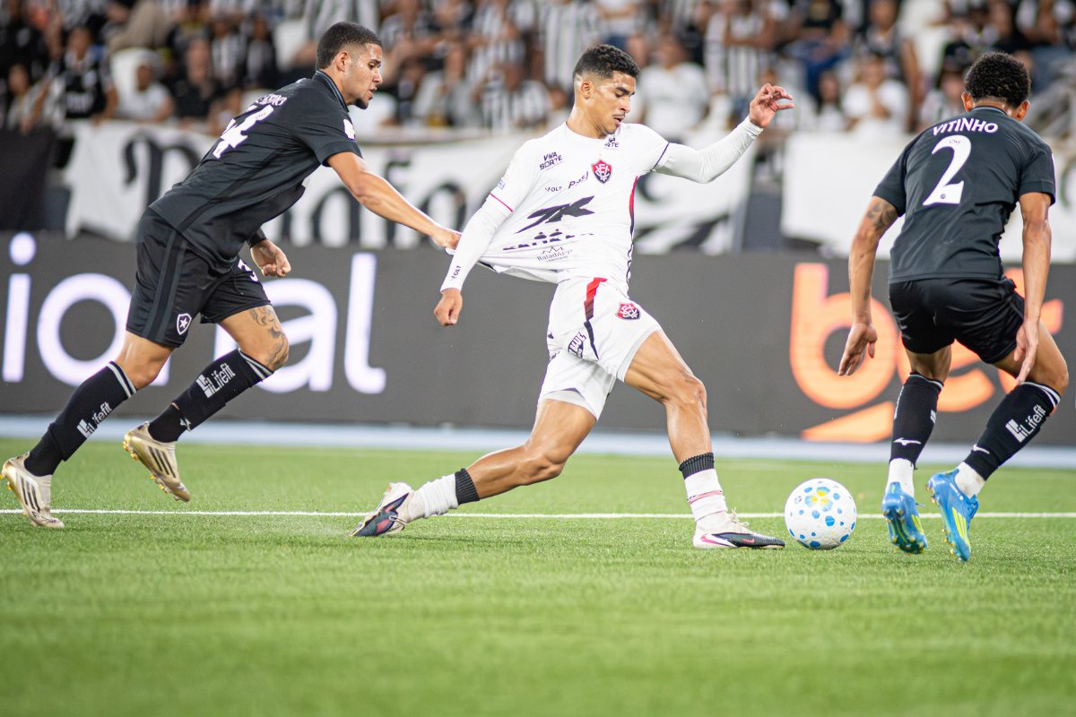 Vitória segura pressão do Botafogo e soma ponto fora de casa