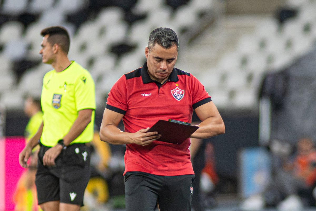 Jair Ventura valoriza empate com o Botafogo e destaca evolução do Vitória no primeiro turno Jair Ventura valoriza empate com o Botafogo e destaca evolução do Vitória no primeiro turno