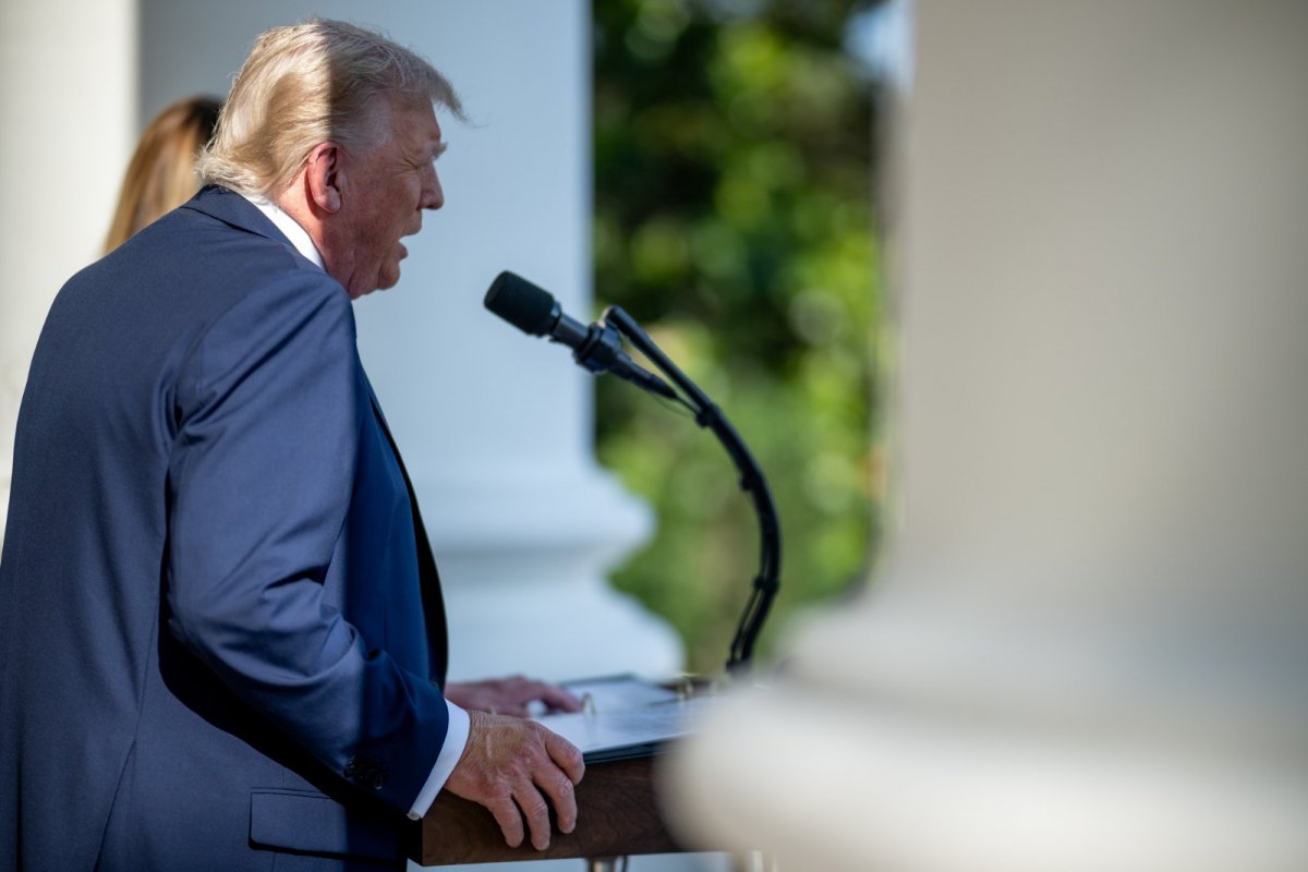 Governo Trump pretende enviar agentes ao Brasil para contestar as urnas