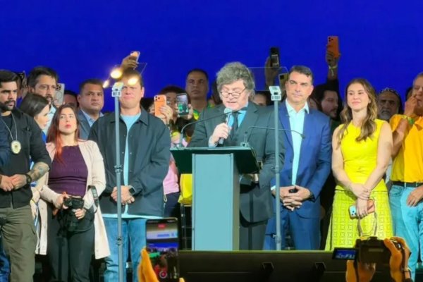 [Em evento de candidatura de Flávio Bolsonaro, Milei critica socialismo e faz acusações contra Lula]