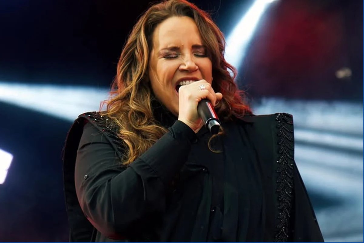 Vídeo: Ana Carolina interrompe show na Bahia e dá bronca em equipe após problemas com áudio