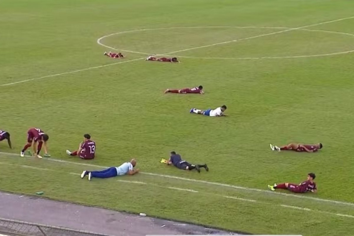 Vídeo: Enxame de abelhas invade campo e interrompe final do Baiano sub-20
