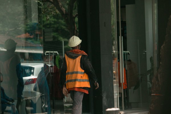 [Cesta básica custa mais da metade do salário mínimo e 105 horas de trabalho ]