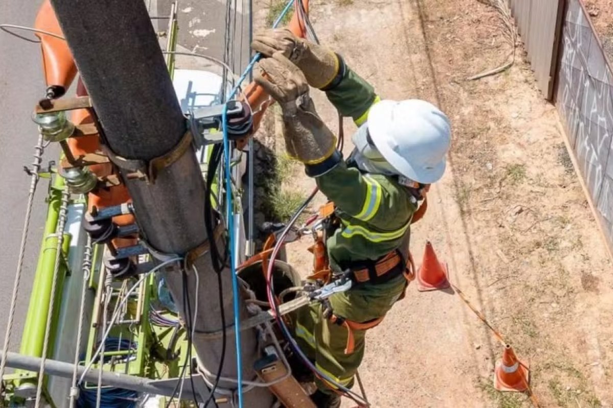 ANEEL multa Coelba em R$ 82,7 milhões por irregularidades em energia solar