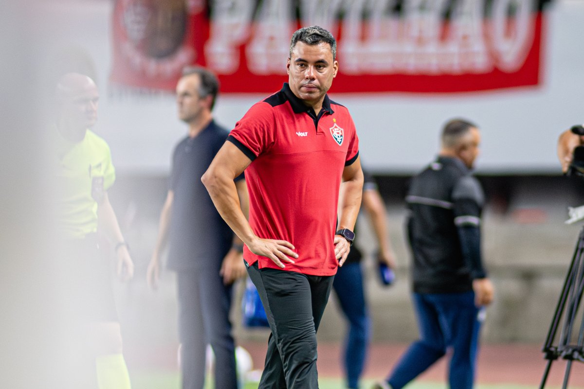 Jair Ventura defende Lucas Arcanjo após falha e descarta crise no Vitória