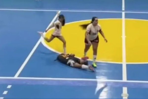 [Jogadora que chutou adversária caída em quadra é investigada por lesão corporal no Ceará]