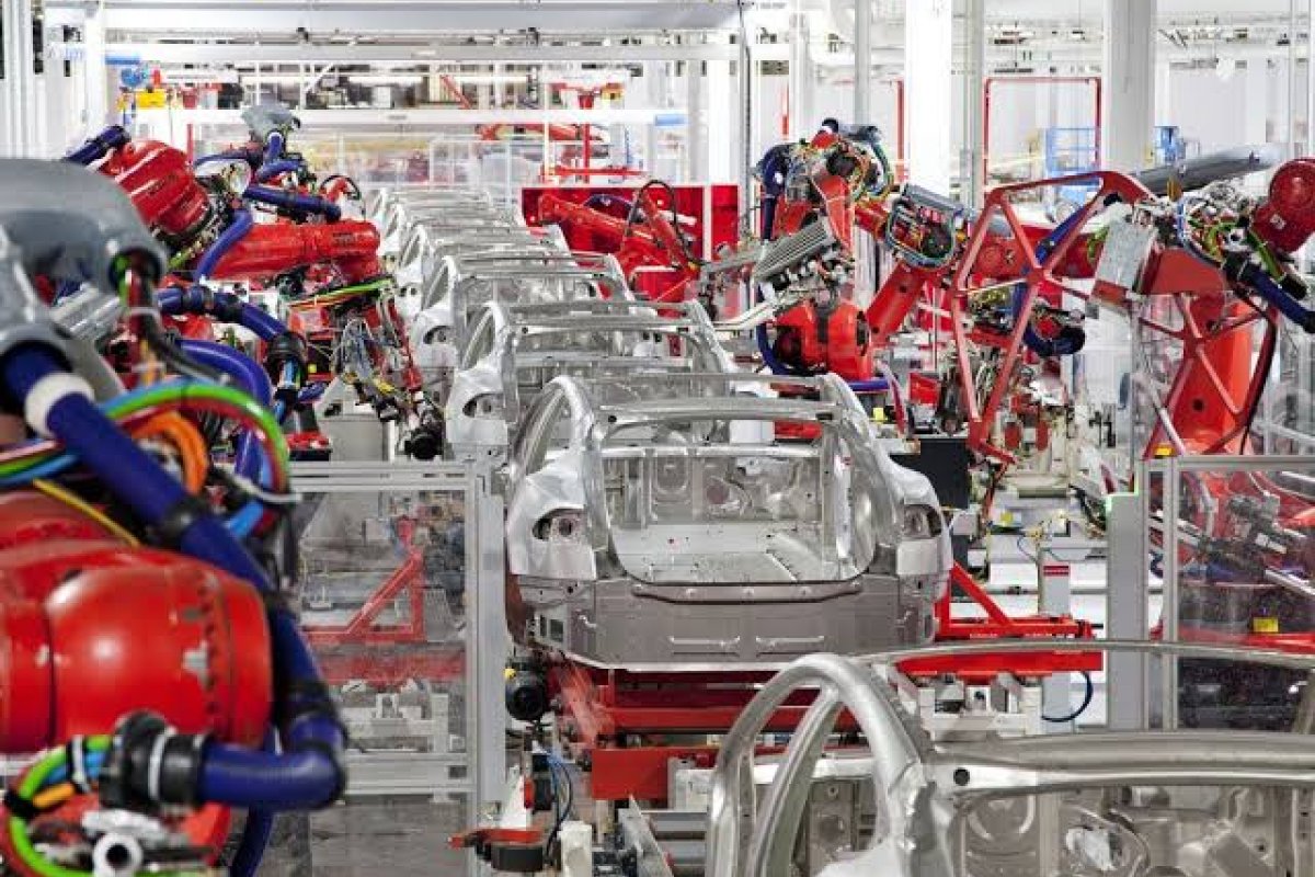 Tesla mantém fábrica aberta em São Francisco, EUA