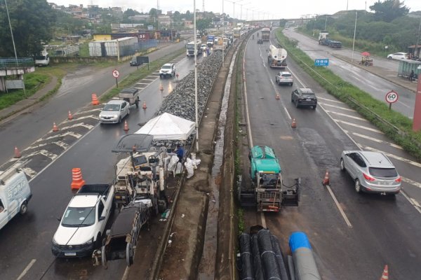 [Trecho da BR-324 volta a ser interditado após pavimento afundar em Simões Filho]