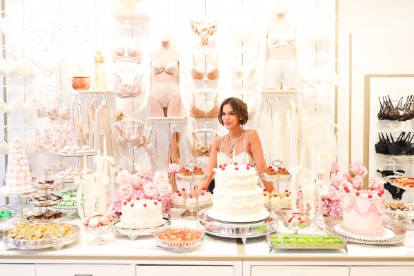 [Theresa Fonseca celebra a reta final para o casamento com chá de lingerie entre madrinhas! ]