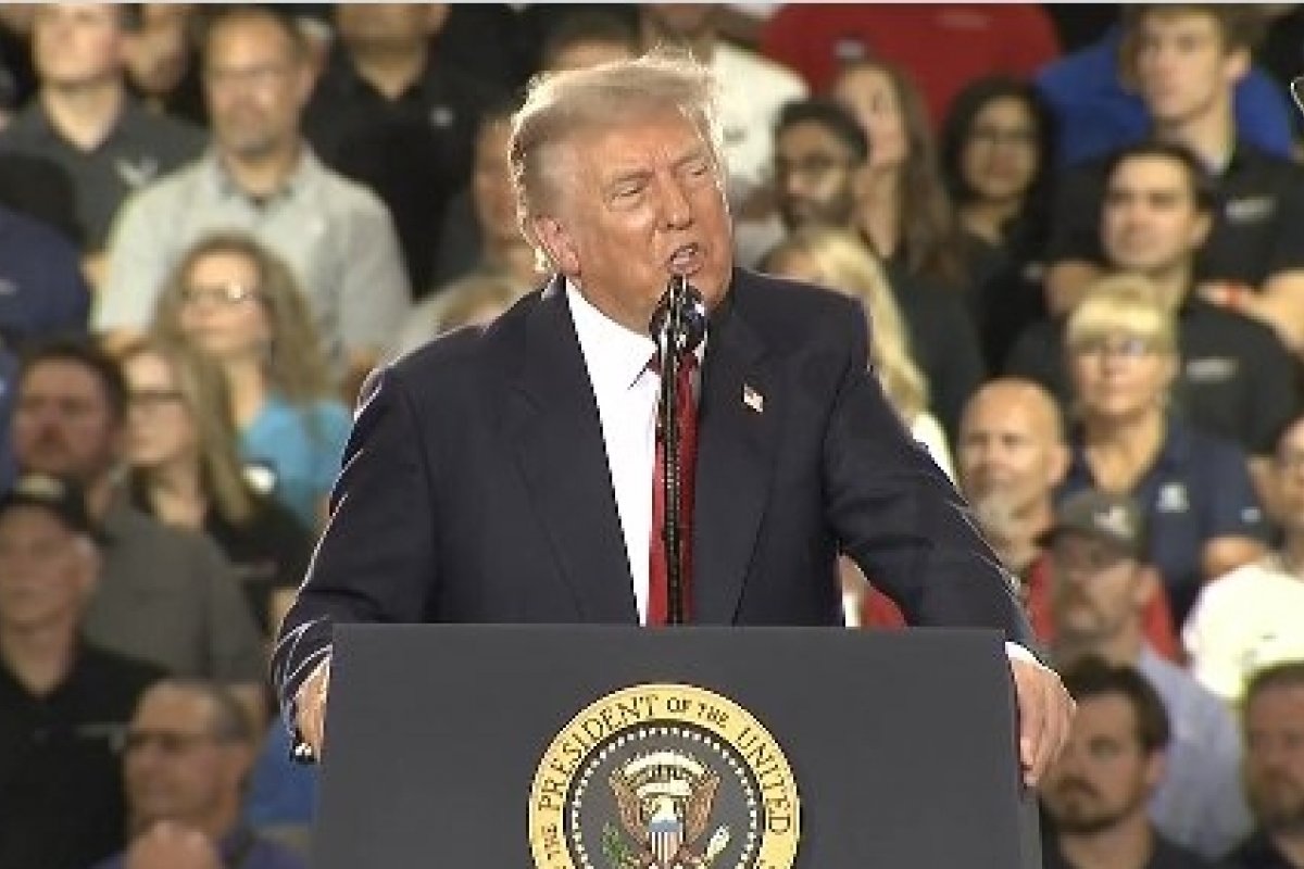 Vídeo: Trump é interrompido durante discurso: "protetor de pedófilo"