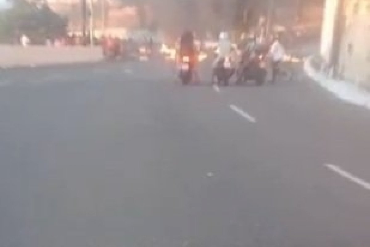 Manifestantes bloqueiam Av. Contorno como protesto após estudante ser baleado em Salvador 