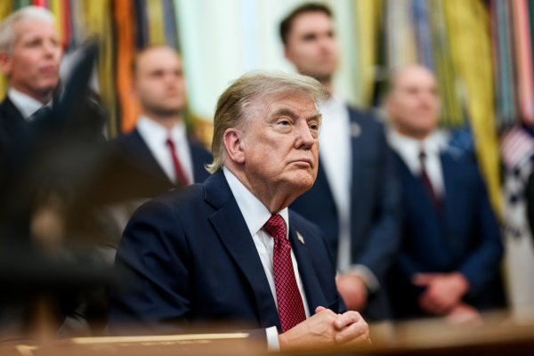 [Operador de teleprompter da Casa Branca é demitido suspeito de ganhar US$ 100 mil em apostas sobre conteúdos de discursos de Trump]