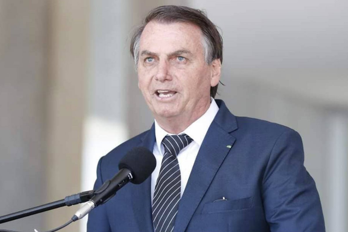 Bolsonaro anuncia fechamento parcial da fronteira do Brasil com a Venezuela