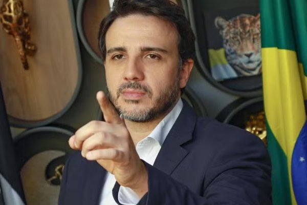 [Renan Santos provoca e compara Lulinha a Flávio por investigações]