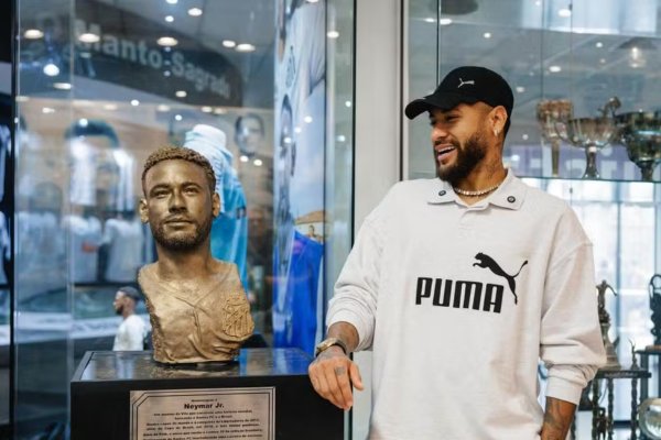 [Vídeo: Neymar recebe busto na Vila Belmiro e amplia galeria de homenagens no Santos]