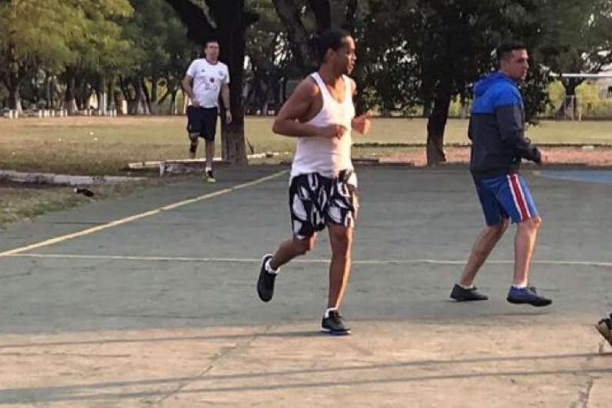 Comunidade prisional tenta animar Ronaldinho com feijão, churrasco e futebol