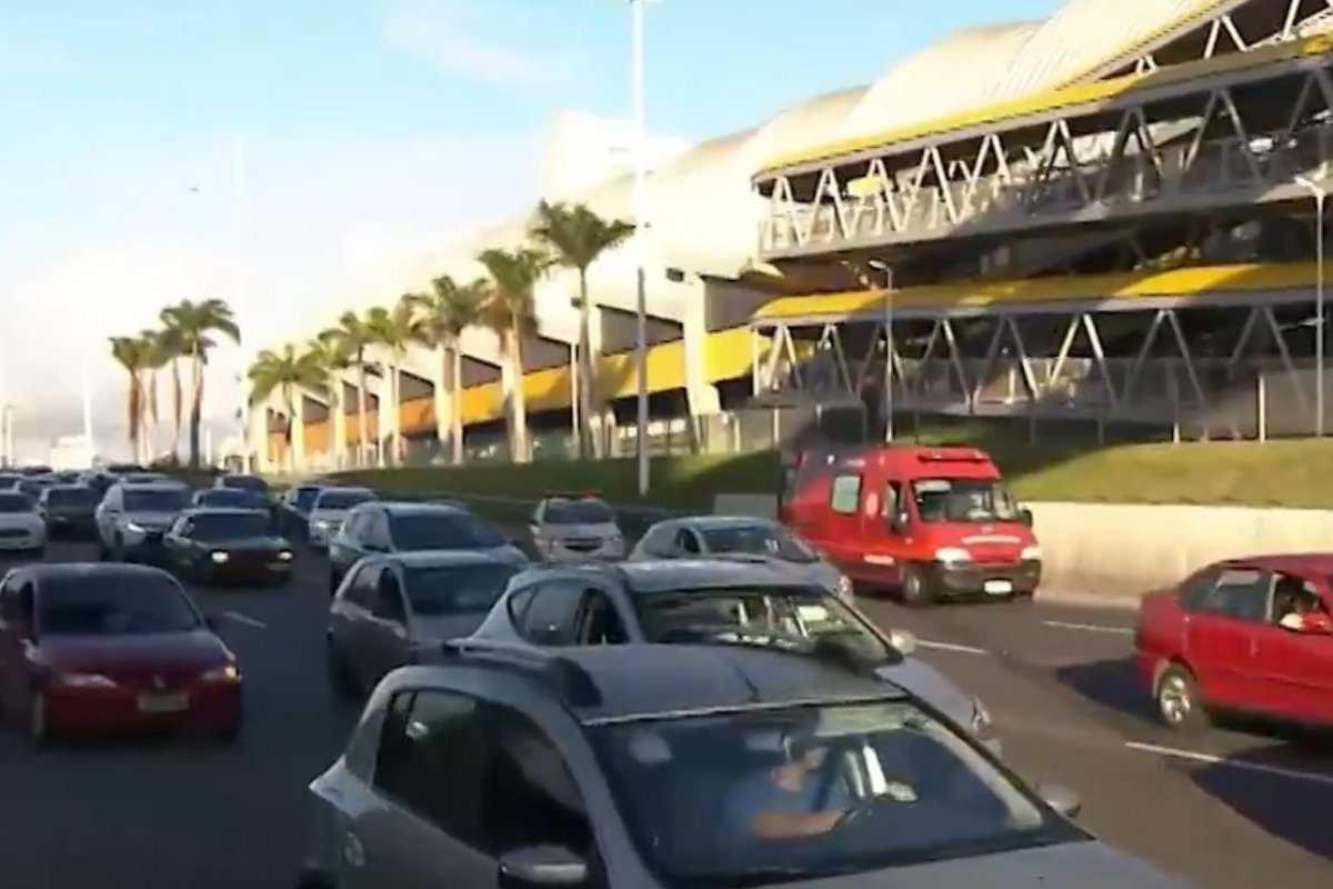 Colisão entre carro e motocicleta deixa um ferido na Paralela