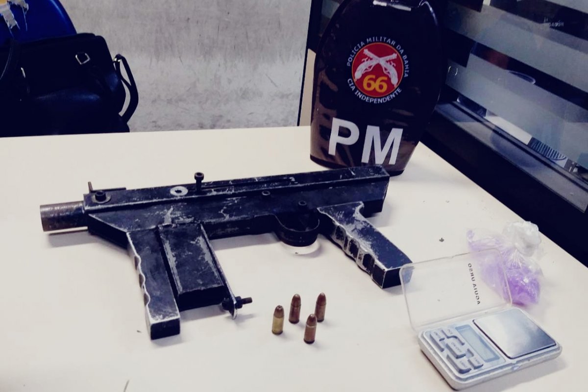 Submetralhadora é encontrada dentro de mochila abandonada em Feira de Santana