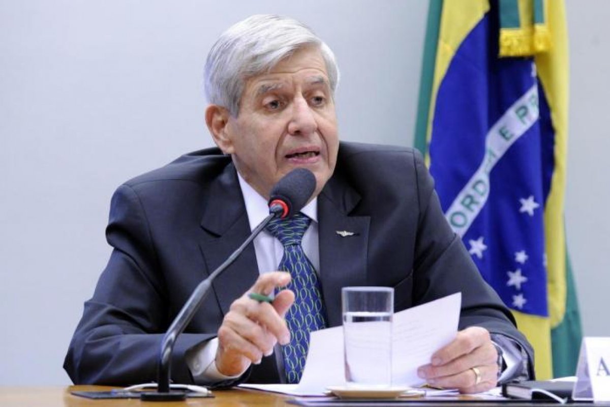 Ministro Augusto Heleno testa positivo para novo coronavírus