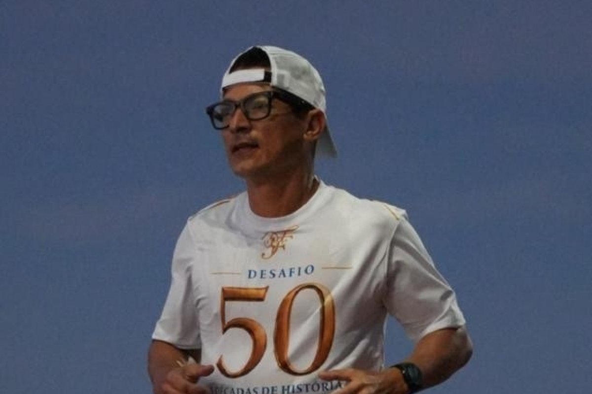 Dentista corre 50 km para celebrar meio século de vida e defende saúde bucal