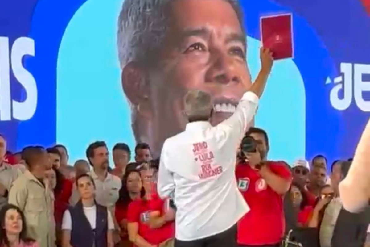 Vídeo: Jerônimo entrega a Lula proposta para ampliar VLT da Bahia até Alagoinhas durante convenção do PT