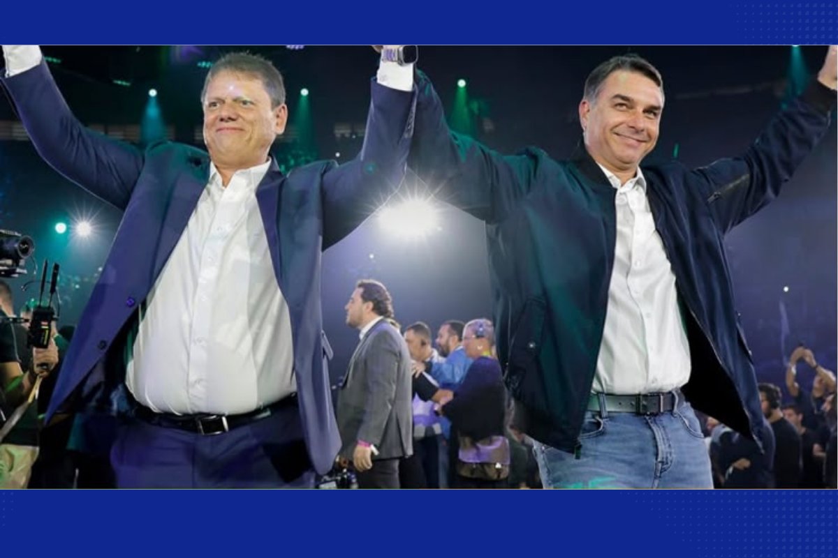 Tarcísio se lança ao lado de Flávio e diz amar Bolsonaro, mas foca SP e evita nacionalização