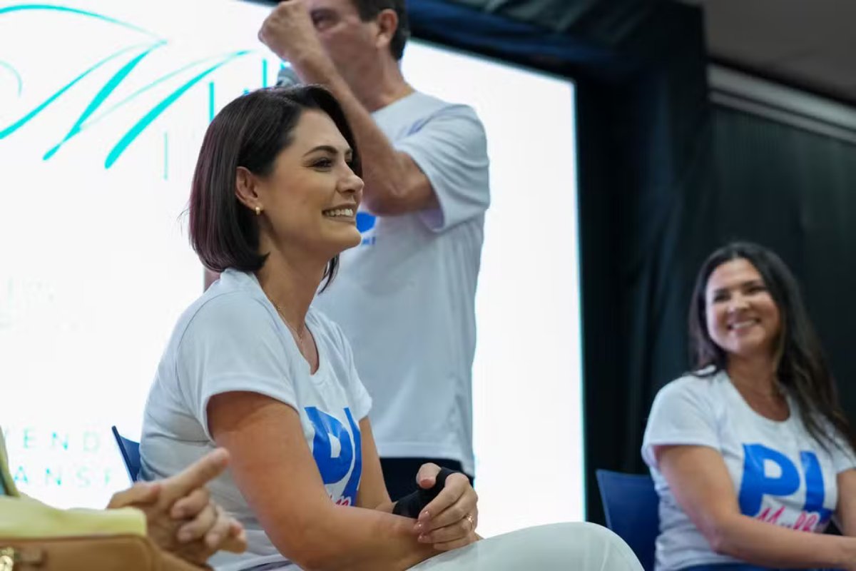 Michelle Bolsonaro será candidata ao Senado, diz Bia Kicis