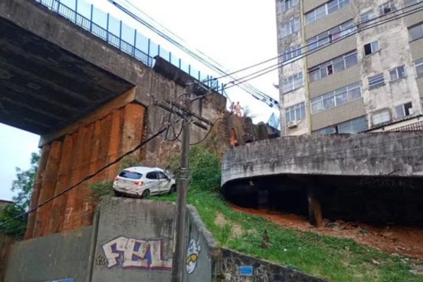 [Carro rompe mureta e cai de viaduto em Salvador ]