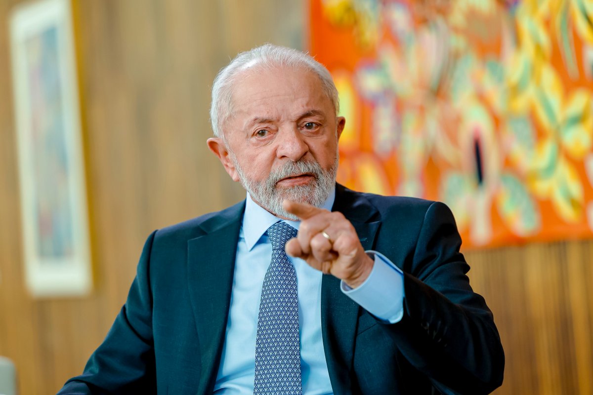 "Quem bate em mulher não vota em mim", diz Lula durante convenção nacional do PT