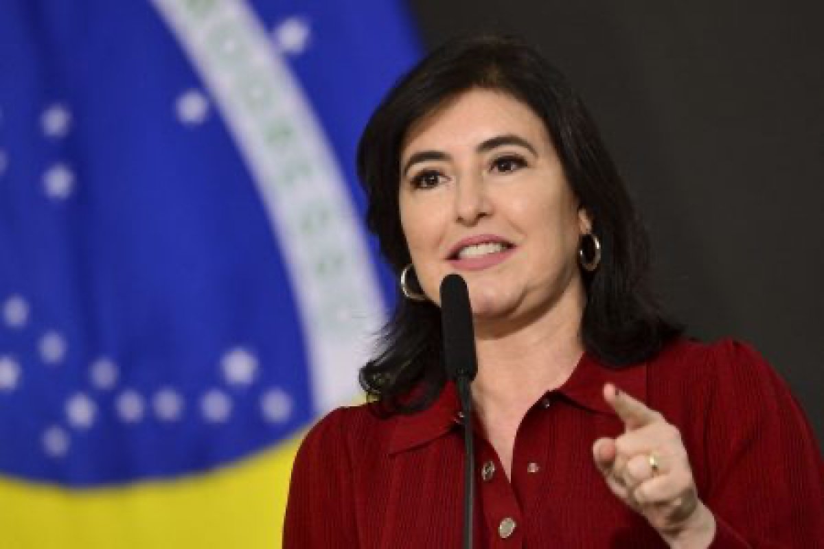 'Tal pai, tal filho. Sempre golpista', diz Tebet sobre Flávio Bolsonaro 