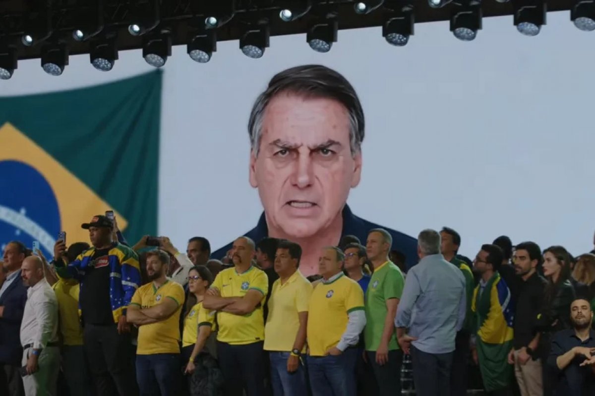 Vídeo com IA em convenção de Flávio Bolsonaro pode levar TSE a definir novas regras sobre uso de deepfakes