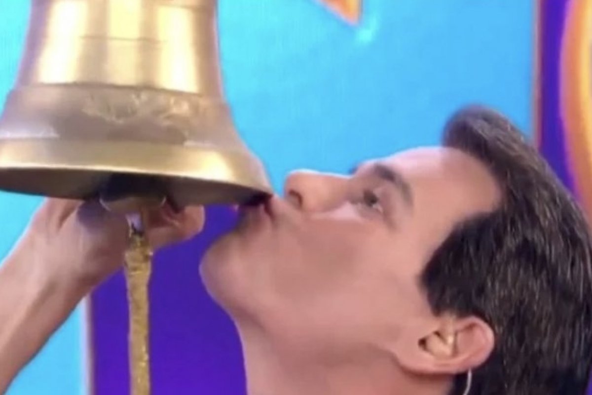 Em festa: Celso Portiolli bate o sino e fica na frente da Globo antes do futebol!