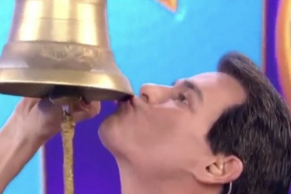 [Em festa: Celso Portiolli bate o sino e fica na frente da Globo antes do futebol! ]