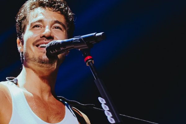 [Tiago Iorc celebra os dez anos do sucesso de ´Troco Likes´ com show na capital baiana! ]